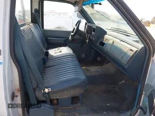 ✅ 1989 Chevrolet Silverado 2500 • VIN: 1GCFC24KXKE149708 • Lot: 42696840. Wystawiony na IAAI z przebiegiem 240 237 mil. Bezpłatny archiwum sprzedaży aukcyjnych z USA i szczegółowy raport historii pojazdu na DreamBid. Zdjęcie 5.