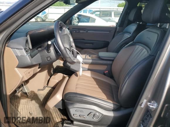 ✅ 2024 Kia EV9 GT-Line • VIN: KNDAEFS53R6039211 • Lot: 60241055. Wystawiony na Copart z przebiegiem 10 004 mil. Bezpłatny archiwum sprzedaży aukcyjnych z USA i szczegółowy raport historii pojazdu na DreamBid. Zdjęcie 7.