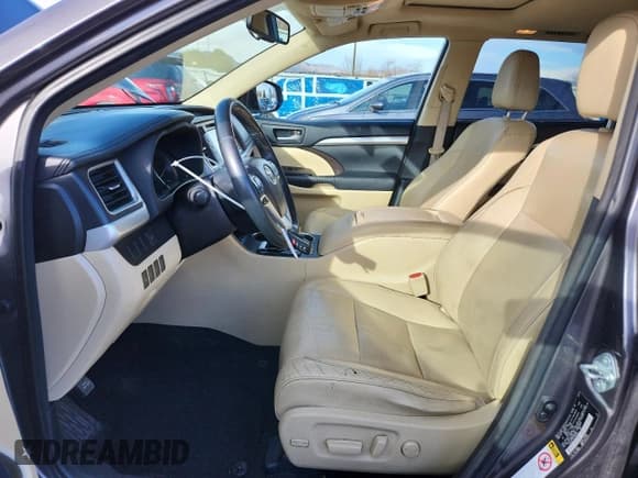 ✅ 2015 Toyota Highlander XLE • VIN: 5TDJKRFH4FS089500 • Lot: 92736185. Wystawiony na Copart z przebiegiem 200 098 mil. Bezpłatny archiwum sprzedaży aukcyjnych z USA i szczegółowy raport historii pojazdu na DreamBid. Zdjęcie 7.