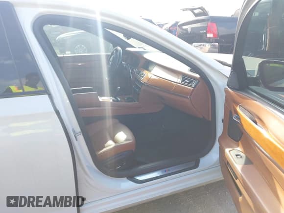 ✅ 2014 BMW 7 Series ALPINA B7 • VIN: WBAYE8C53ED136145 • Lot: 42057674. Wystawiony na IAAI z przebiegiem 108 752 mil. Bezpłatny archiwum sprzedaży aukcyjnych z USA i szczegółowy raport historii pojazdu na DreamBid. Zdjęcie 5.