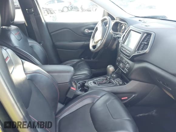 ✅ 2019 Jeep Cherokee Trailhawk Elite • VIN: 1C4PJMBN1KD152229 • Lot: 42729930. Wystawiony na IAAI z przebiegiem 149 651 mil. Bezpłatny archiwum sprzedaży aukcyjnych z USA i szczegółowy raport historii pojazdu na DreamBid. Zdjęcie 5.