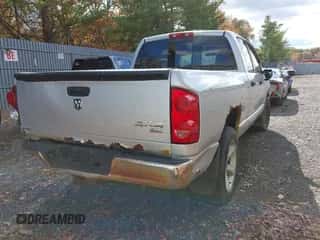 2007 Dodge 1500 SLT z VIN 1D7HU18247S116955, wystawiony jako IAAI lot #43603029 z przebiegiem 133 975 mil mil oraz . Historia ofert i sprzedaży dostępna na DreamBid. Obrazek 4.