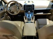 ✅ 2014 Porsche Cayenne GTS • VIN: WP1AD2A27ELA70118 • Lot: 56405945. Wystawiony na Copart z przebiegiem 179 529 mil. Bezpłatny archiwum sprzedaży aukcyjnych z USA i szczegółowy raport historii pojazdu na DreamBid. Zdjęcie 8.