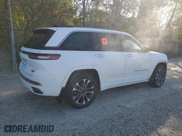 ✅ 2023 Jeep Grand Cherokee Overland • VIN: 1C4RJYD6XPC634054 • Lot: 84383545. Wystawiony na Copart z przebiegiem 24 102 mil. Bezpłatny archiwum sprzedaży aukcyjnych z USA i szczegółowy raport historii pojazdu na DreamBid. Zdjęcie 3.