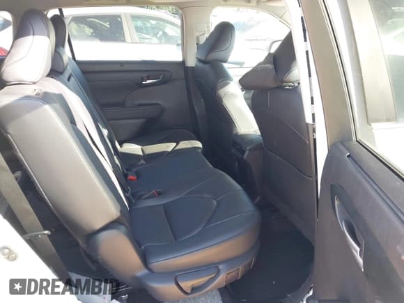 ✅ 2024 Toyota Highlander XSE • VIN: 5TDKDRAH4RS052389 • Lot: 43370259. Listed on IAAI with 36,786 mi. Free auction sales archive from the USA and detailed vehicle history report at DreamBid. Image 8.