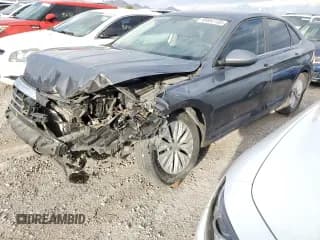 ✅ 2020 Volkswagen Jetta S • VIN: 3VWC57BUXLM090909 • Lot: 85652735. Wystawiony na Copart z przebiegiem 47 386 mil. Bezpłatny archiwum sprzedaży aukcyjnych z USA i szczegółowy raport historii pojazdu na DreamBid. Zdjęcie 1.