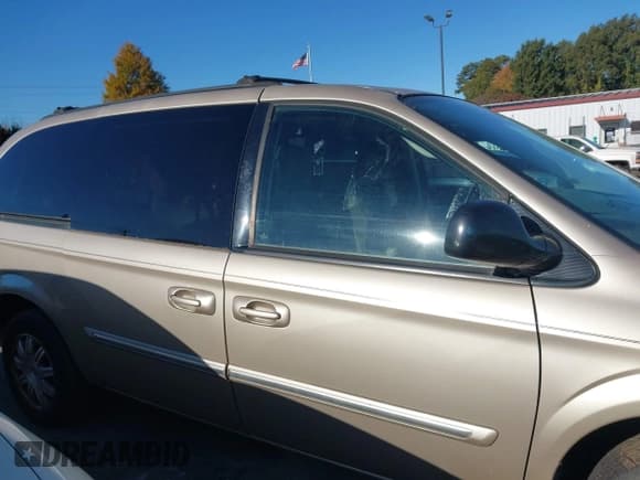 ✅ 2006 Chrysler Town & Country Touring • VIN: 2A4GP54L26R783679 • Lot: 43599692. Listed on IAAI with 87,285 mi. Free auction sales archive from the USA and detailed vehicle history report at DreamBid. Image 13.
