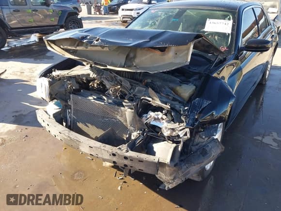 ✅ 2015 Chrysler 300 Limited • VIN: 2C3CCAAG2FH796488 • Лот: 43657742. Опубликован ранее на IAAI с пробегом 252 297 миль. Бесплатный доступ к архиву аукционных продаж из США и подробный отчёт об истории автомобиля на DreamBid. Изображение 6.