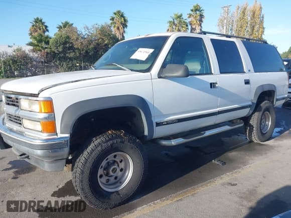 ✅ 1999 Chevrolet Suburban • VIN: 1GNFK16R3XJ424333 • Лот: 43631568. Опубликован ранее на IAAI с пробегом 232 731 миль. Бесплатный доступ к архиву аукционных продаж из США и подробный отчёт об истории автомобиля на DreamBid. Изображение 2.