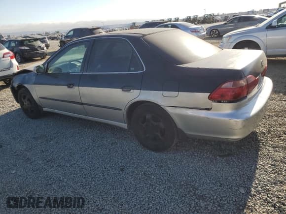 ✅ 1998 Honda Accord EX • VIN: 1HGCG5552WA097975 • Лот: 69140285. Опубликован ранее на Copart с пробегом 235 306 миль. Бесплатный доступ к архиву аукционных продаж из США и подробный отчёт об истории автомобиля на DreamBid. Изображение 2.