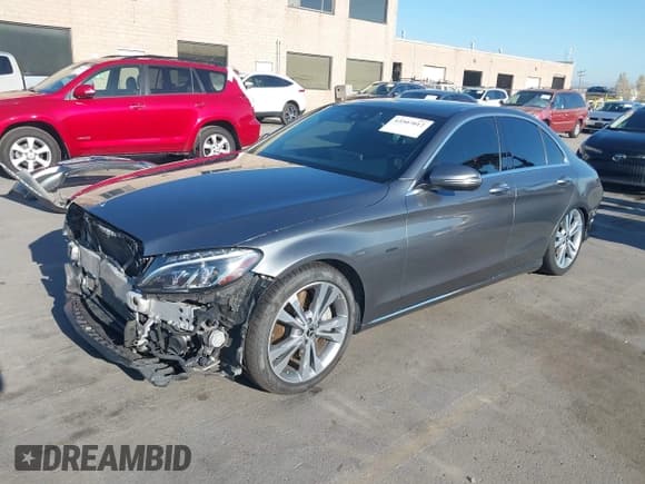 ✅ 2018 Mercedes-Benz C 350e • VIN: 55SWF4HBXJU272305 • Lot: 43507012. Wystawiony na IAAI z przebiegiem 132 575 mil. Bezpłatny archiwum sprzedaży aukcyjnych z USA i szczegółowy raport historii pojazdu na DreamBid. Zdjęcie 2.