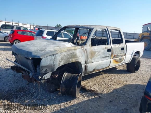 ✅ 2005 Chevrolet Silverado 2500HD LS • VIN: 1GCHK23295F869738 • Lot: 39714798. Wystawiony na IAAI z przebiegiem Nie podano. Bezpłatny archiwum sprzedaży aukcyjnych z USA i szczegółowy raport historii pojazdu na DreamBid. Zdjęcie 2.