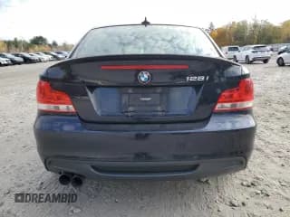 ✅ 2013 BMW 1 Series 128i • VIN: WBAUP9C57DVF46781 • Lot: 77449004. Wystawiony na Copart z przebiegiem 98 551 mil. Bezpłatny archiwum sprzedaży aukcyjnych z USA i szczegółowy raport historii pojazdu na DreamBid. Zdjęcie 6.