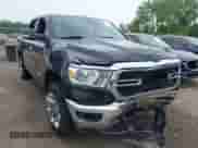 2019 Ram 1500 Big Horn z VIN 1C6SRFFT2KN911978, wystawiony jako IAAI lot #42483116 z przebiegiem 123 639 mil mil oraz . Historia ofert i sprzedaży dostępna na DreamBid. Obrazek 1.