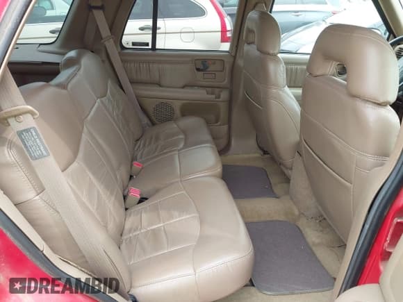 ✅ 1997 Chevrolet Blazer LS • VIN: 1GNDT13W2V2103356 • Lot: 42352435. Wystawiony na IAAI z przebiegiem 181 975 mil. Bezpłatny archiwum sprzedaży aukcyjnych z USA i szczegółowy raport historii pojazdu na DreamBid. Zdjęcie 8.