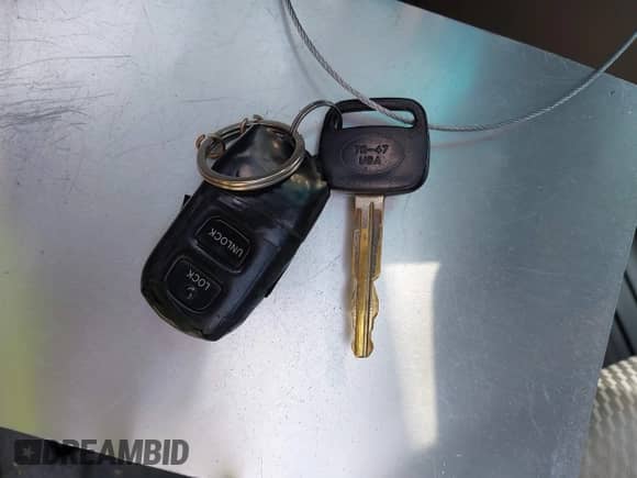 2006 Toyota Highlander z VIN JTEGD21AX60139594, wystawiony jako IAAI lot #42473393 z przebiegiem 210 409 mil mil oraz . Historia ofert i sprzedaży dostępna na DreamBid. Obrazek 11.