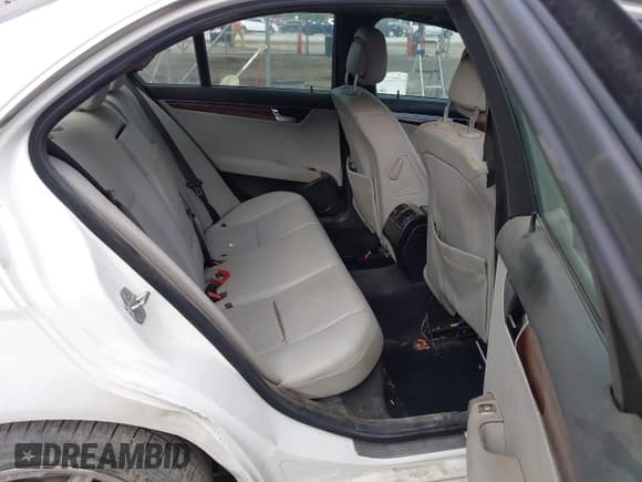 ✅ 2009 Mercedes-Benz C 300 Sport • VIN: WDDGF54X09R061672 • Lot: 42836653. Wystawiony na IAAI z przebiegiem 169 982 mil. Bezpłatny archiwum sprzedaży aukcyjnych z USA i szczegółowy raport historii pojazdu na DreamBid. Zdjęcie 8.