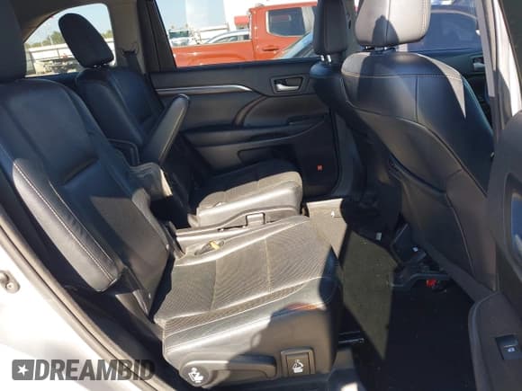 ✅ 2014 Toyota Highlander Limited • VIN: 5TDYKRFH5ES017105 • Lot: 43133934. Listed on IAAI with 170,155 mi. Free auction sales archive from the USA and detailed vehicle history report at DreamBid. Image 8.