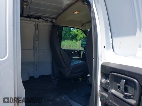 ✅ 2021 Chevrolet Express Cargo • VIN: 1GCWGAFP7M1240646 • Lot: 42578661. Listed on IAAI with 134,242 mi. Free auction sales archive from the USA and detailed vehicle history report at DreamBid. Image 8.