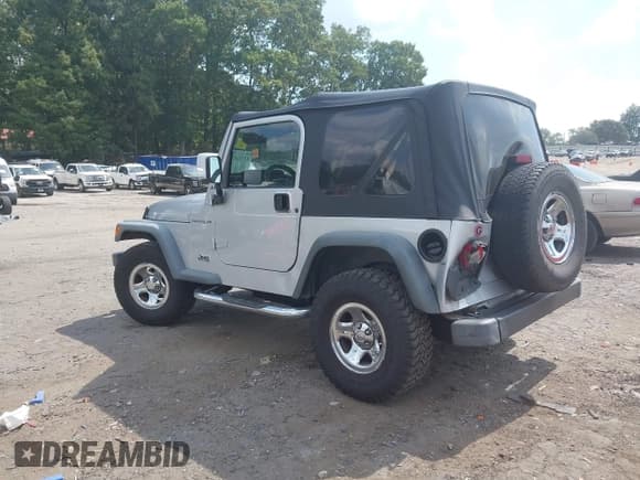 ✅ 2002 Jeep Wrangler X • VIN: 1J4FA39S02P748202 • Lot: 43266082. Wystawiony na IAAI z przebiegiem 199 437 mil. Bezpłatny archiwum sprzedaży aukcyjnych z USA i szczegółowy raport historii pojazdu na DreamBid. Zdjęcie 3.
