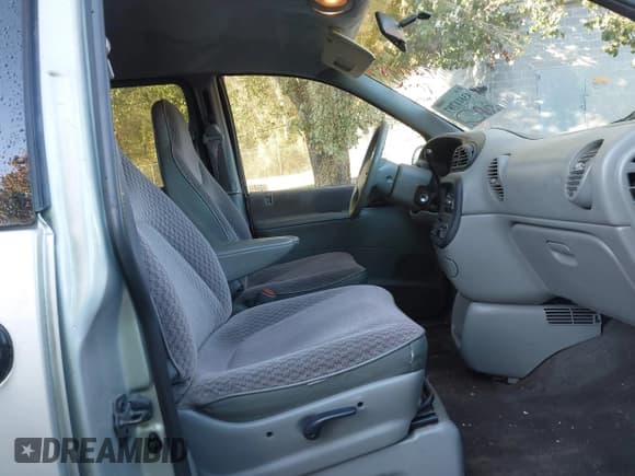 ✅ 2000 Dodge Caravan • VIN: 2B4GP2534YR643202 • Lot: 43611787. Wystawiony na IAAI z przebiegiem 219 266 mil. Bezpłatny archiwum sprzedaży aukcyjnych z USA i szczegółowy raport historii pojazdu na DreamBid. Zdjęcie 5.