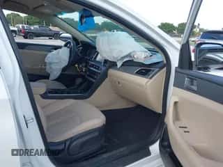 2018 Hyundai Sonata SE z VIN 5NPE24AFXJH668922, wystawiony jako IAAI lot #42826549 z przebiegiem 68 374 mil mil oraz . Historia ofert i sprzedaży dostępna na DreamBid. Obrazek 5.