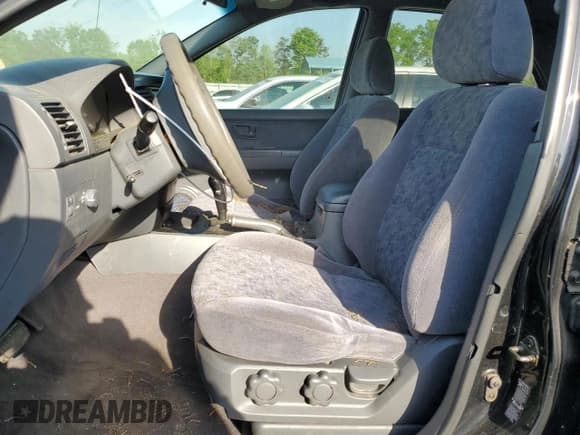 ✅ 2003 Kia Sorento LX • VIN: KNDJD733X35142046 • Лот: 52884115. Опубликован ранее на Copart с пробегом 236 184 миль. Бесплатный доступ к архиву аукционных продаж из США и подробный отчёт об истории автомобиля на DreamBid. Изображение 7.