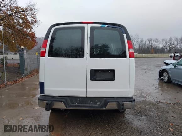 ✅ 2023 Chevrolet Express Cargo • VIN: 1GCWGAFP5P1230752 • Lot: 43732338. Wystawiony na IAAI z przebiegiem 42 696 mil. Bezpłatny archiwum sprzedaży aukcyjnych z USA i szczegółowy raport historii pojazdu na DreamBid. Zdjęcie 17.