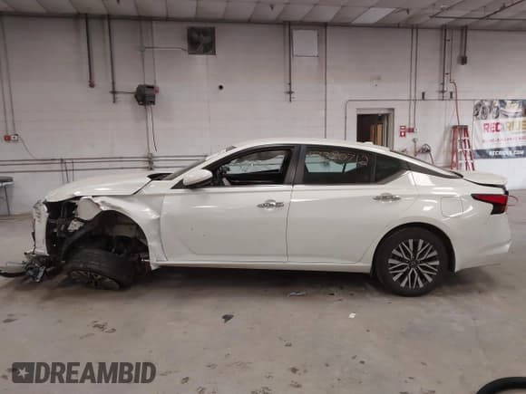 ✅ 2023 Nissan Altima SV • VIN: 1N4BL4DW3PN348058 • Lot: 43380712. Wystawiony na IAAI z przebiegiem 44 623 mil. Bezpłatny archiwum sprzedaży aukcyjnych z USA i szczegółowy raport historii pojazdu na DreamBid. Zdjęcie 14.