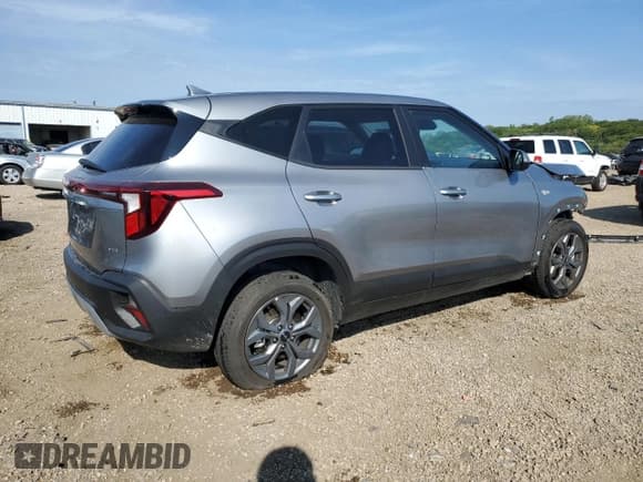 ✅ 2026 Kia Seltos LX • VIN: KNDEPCAA3T7828498 • Lot: 72077925. Wystawiony na Copart z przebiegiem 1 341 mil. Bezpłatny archiwum sprzedaży aukcyjnych z USA i szczegółowy raport historii pojazdu na DreamBid. Zdjęcie 3.