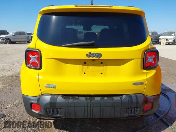 ✅ 2015 Jeep Renegade Latitude • VIN: ZACCJABT4FPC42560 • Lot: 43638669. Listed on IAAI with 129,316 mi. Free auction sales archive from the USA and detailed vehicle history report at DreamBid. Image 16.