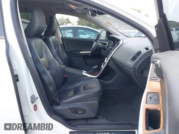 ✅ 2017 Volvo XC60 Inscription • VIN: YV440MDU6H2023396 • Lot: 43425784. Wystawiony na IAAI z przebiegiem 82 759 mil. Bezpłatny archiwum sprzedaży aukcyjnych z USA i szczegółowy raport historii pojazdu na DreamBid. Zdjęcie 5.