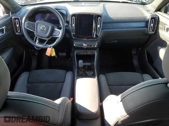 ✅ 2024 Volvo XC40 Ultimate • VIN: YV4ER3XM9R2293627 • Lot: 84847774. Wystawiony na Copart z przebiegiem Nie podano. Bezpłatny archiwum sprzedaży aukcyjnych z USA i szczegółowy raport historii pojazdu na DreamBid. Zdjęcie 8.