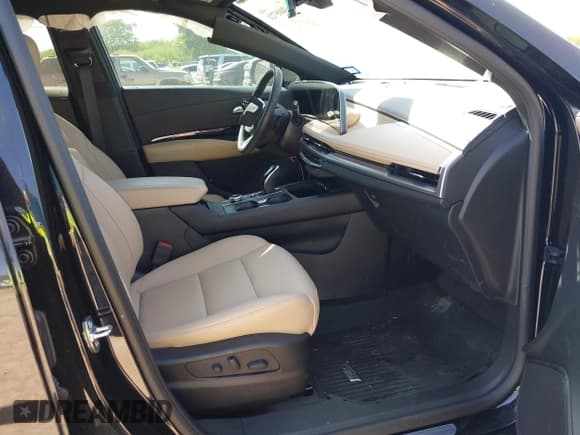 ✅ 2024 Cadillac XT4 FWD Luxury • VIN: 1GYAZAR41RF247456 • Lot: 42005721. Wystawiony na IAAI z przebiegiem 14 069 mil. Bezpłatny archiwum sprzedaży aukcyjnych z USA i szczegółowy raport historii pojazdu na DreamBid. Zdjęcie 5.