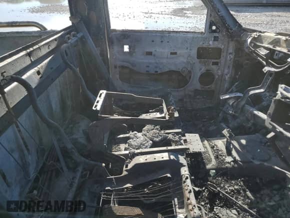 2005 Chevrolet Silverado 1500 Work Truck с VIN 1GCEC14X85Z137054, выставлен на аукционе Copart как лот 47140565 с пробегом Не указан миль и На запчасти • Non repairable. История ставок и продаж доступна на DreamBid. Изображение 10.