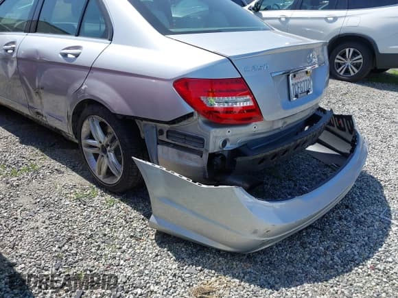 ✅ 2014 Mercedes-Benz C 250 Sport • VIN: WDDGF4HB4ER305973 • Lot: 41781503. Wystawiony na IAAI z przebiegiem 98 542 mil. Bezpłatny archiwum sprzedaży aukcyjnych z USA i szczegółowy raport historii pojazdu na DreamBid. Zdjęcie 3.