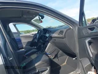 ✅ 2019 Volkswagen Tiguan SE • VIN: 3VV2B7AX3KM035401 • Lot: 43345693. Wystawiony na IAAI z przebiegiem 176 907 mil. Bezpłatny archiwum sprzedaży aukcyjnych z USA i szczegółowy raport historii pojazdu na DreamBid. Zdjęcie 5.