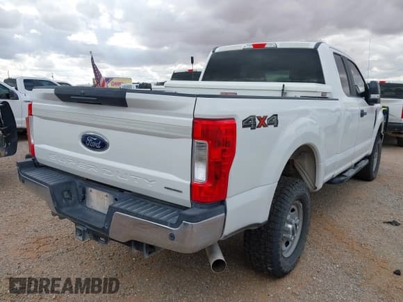 ✅ 2018 Ford F-250 XL • VIN: 1FT7X2B6XJEB92345 • Lot: 43143359. Wystawiony na IAAI z przebiegiem 140 921 mil. Bezpłatny archiwum sprzedaży aukcyjnych z USA i szczegółowy raport historii pojazdu na DreamBid. Zdjęcie 4.