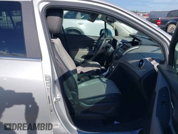 2016 Chevrolet Trax LT z VIN KL7CJLSB5GB761841, wystawiony jako IAAI lot #43273043 z przebiegiem 80 661 mil mil oraz . Historia ofert i sprzedaży dostępna na DreamBid. Obrazek 5.