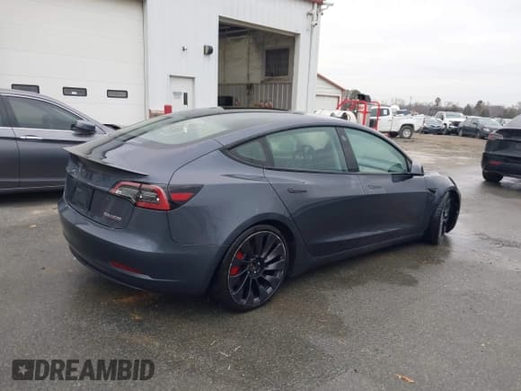 ✅ 2023 Tesla Model 3 Performance • VIN: 5YJ3E1EC0PF488692 • Lot: 43686025. Wystawiony na IAAI z przebiegiem 71 578 mil. Bezpłatny archiwum sprzedaży aukcyjnych z USA i szczegółowy raport historii pojazdu na DreamBid. Zdjęcie 4.