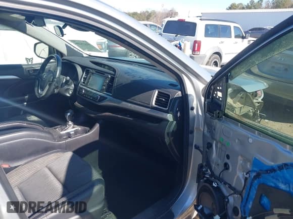 ✅ 2017 Toyota Highlander LE • VIN: 5TDZZRFH0HS217300 • Lot: 41418206. Wystawiony na IAAI z przebiegiem 158 022 mil. Bezpłatny archiwum sprzedaży aukcyjnych z USA i szczegółowy raport historii pojazdu na DreamBid. Zdjęcie 5.