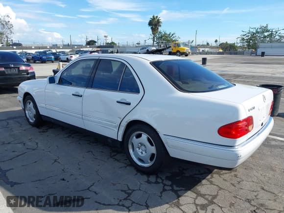 ✅ 1999 Mercedes-Benz E 320 • VIN: WDBJF70H7XA882580 • Lot: 43771803. Wystawiony na IAAI z przebiegiem 123 345 mil. Bezpłatny archiwum sprzedaży aukcyjnych z USA i szczegółowy raport historii pojazdu na DreamBid. Zdjęcie 3.