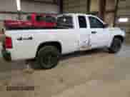 2007 Dodge Dakota ST z VIN 1D7HW22K17S119031, wystawiony jako Copart lot #50786795 z przebiegiem 117 147 mil mil oraz Szkoda całkowita • Salvage title. Historia ofert i sprzedaży dostępna na DreamBid. Obrazek 3.