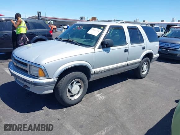 ✅ 1995 Chevrolet Blazer • VIN: 1GNDT13W2S2203162 • Lot: 42863351. Wystawiony na IAAI z przebiegiem 139 555 mil. Bezpłatny archiwum sprzedaży aukcyjnych z USA i szczegółowy raport historii pojazdu na DreamBid. Zdjęcie 2.