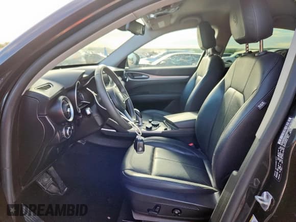 ✅ 2018 Alfa Romeo Stelvio Ti • VIN: ZASFAKBN5J7B60127 • Lot: 66027445. Wystawiony na Copart z przebiegiem 64 184 mil. Bezpłatny archiwum sprzedaży aukcyjnych z USA i szczegółowy raport historii pojazdu na DreamBid. Zdjęcie 7.