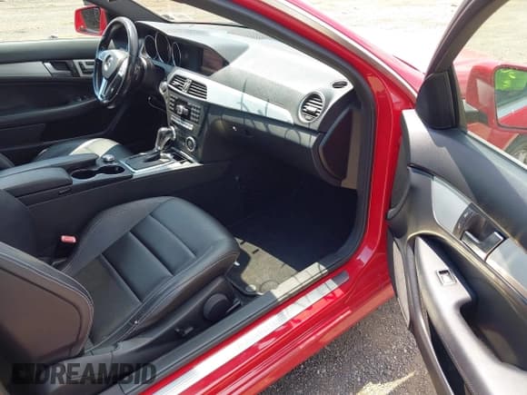 ✅ 2012 Mercedes-Benz C 250 • VIN: WDDGJ4HB1CF878780 • Lot: 42809544. Wystawiony na IAAI z przebiegiem 139 524 mil. Bezpłatny archiwum sprzedaży aukcyjnych z USA i szczegółowy raport historii pojazdu na DreamBid. Zdjęcie 5.