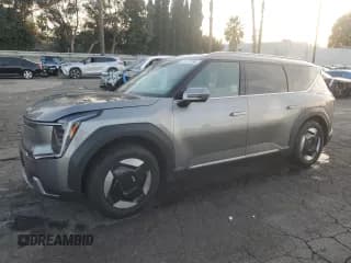 ✅ 2024 Kia EV9 Wind • VIN: KNDAFFS52R6037592 • Lot: 90968825. Wystawiony na Copart z przebiegiem 19 246 mil. Bezpłatny archiwum sprzedaży aukcyjnych z USA i szczegółowy raport historii pojazdu na DreamBid. Zdjęcie 1.