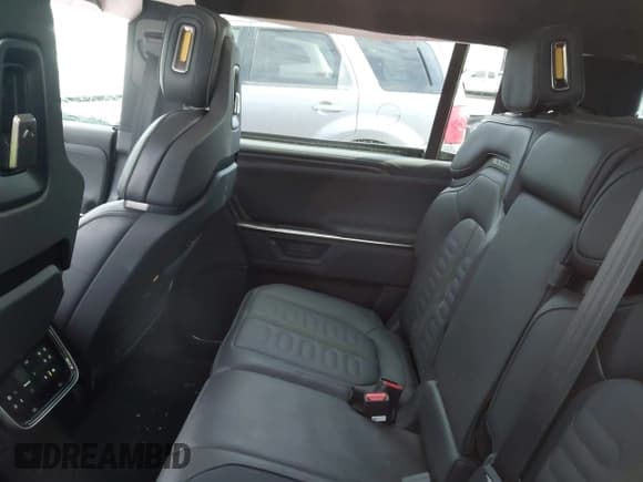 ✅ 2025 Rivian R1S Adventure • VIN: 7PDSGBBA1SN073415 • Lot: 43064933. Wystawiony na IAAI z przebiegiem 4 060 mil. Bezpłatny archiwum sprzedaży aukcyjnych z USA i szczegółowy raport historii pojazdu na DreamBid. Zdjęcie 8.