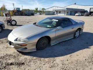 1999 Chevrolet Camaro z VIN 2G1FP22K8X2120677, wystawiony jako Copart lot #82211595 z przebiegiem 67 038 mil mil oraz Czysty tytuł • Clean title. Historia ofert i sprzedaży dostępna na DreamBid. Obrazek 1.