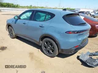 2024 Dodge Hornet R/T Plus z VIN ZACPDFDW1R3A09454, wystawiony jako IAAI lot #42102576 z przebiegiem 12 720 mil mil oraz . Historia ofert i sprzedaży dostępna na DreamBid. Obrazek 3.